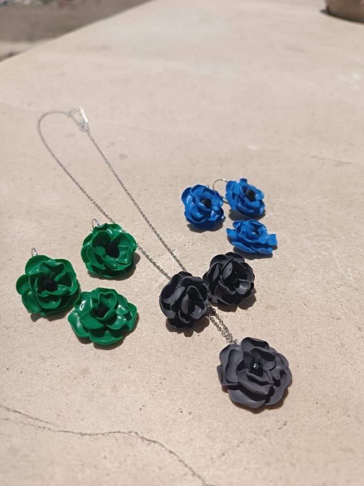 Dark Bloom Flower Earrings - Green